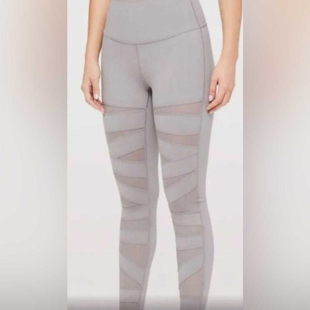 LULULEMON light purple Wunder Under Tight Mesh 28”. Size 2. good condition